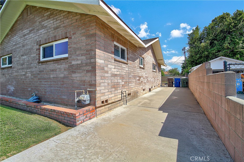 4662 Sierra Street Riverside, CA 92504 - Photo 6 of 41 a view of outdoor space and yard