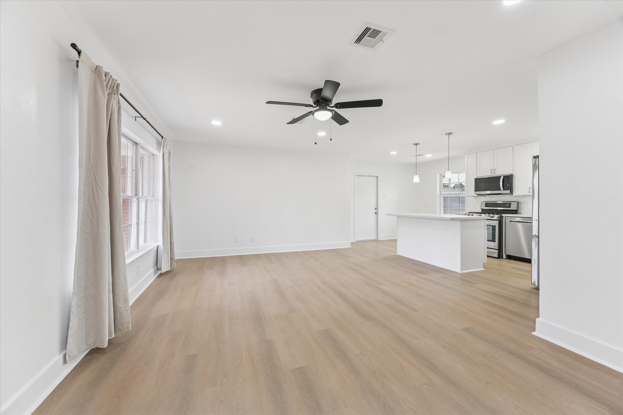 2302 Hewitt Drive Houston, TX 77018 - Photo 2 of 10