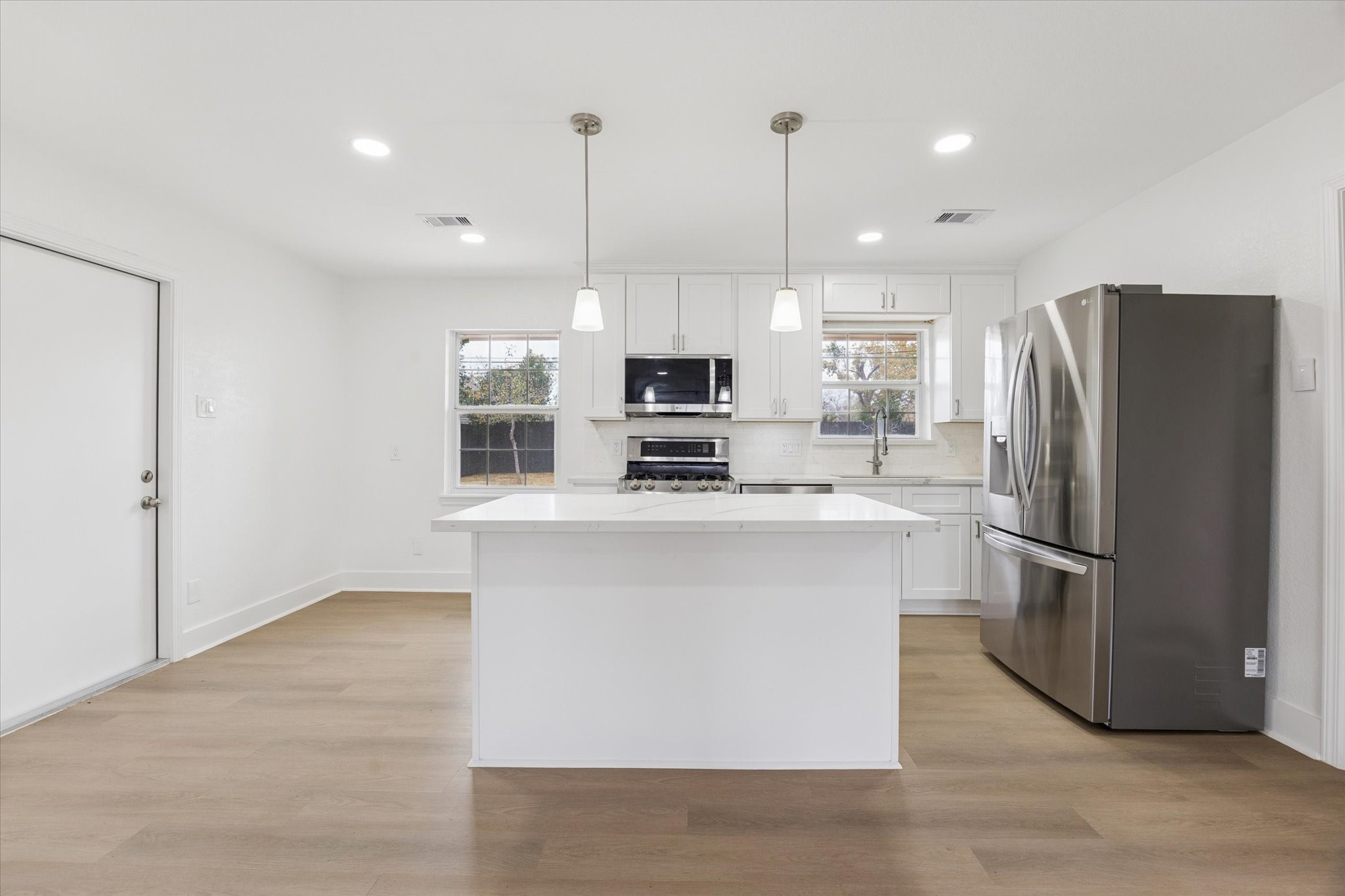 2302 Hewitt Drive Houston, TX 77018 - Photo 3 of 10