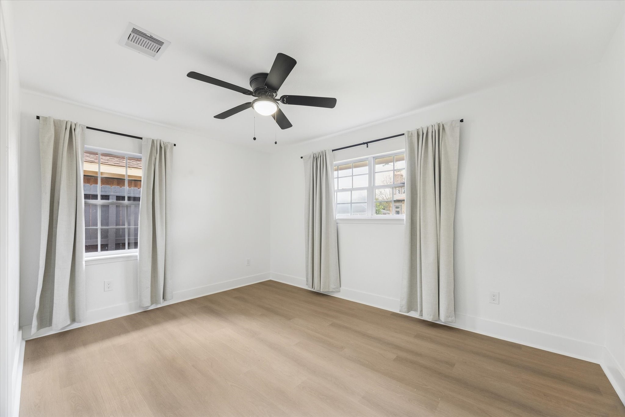 2302 Hewitt Drive Houston, TX 77018 - Photo 4 of 10