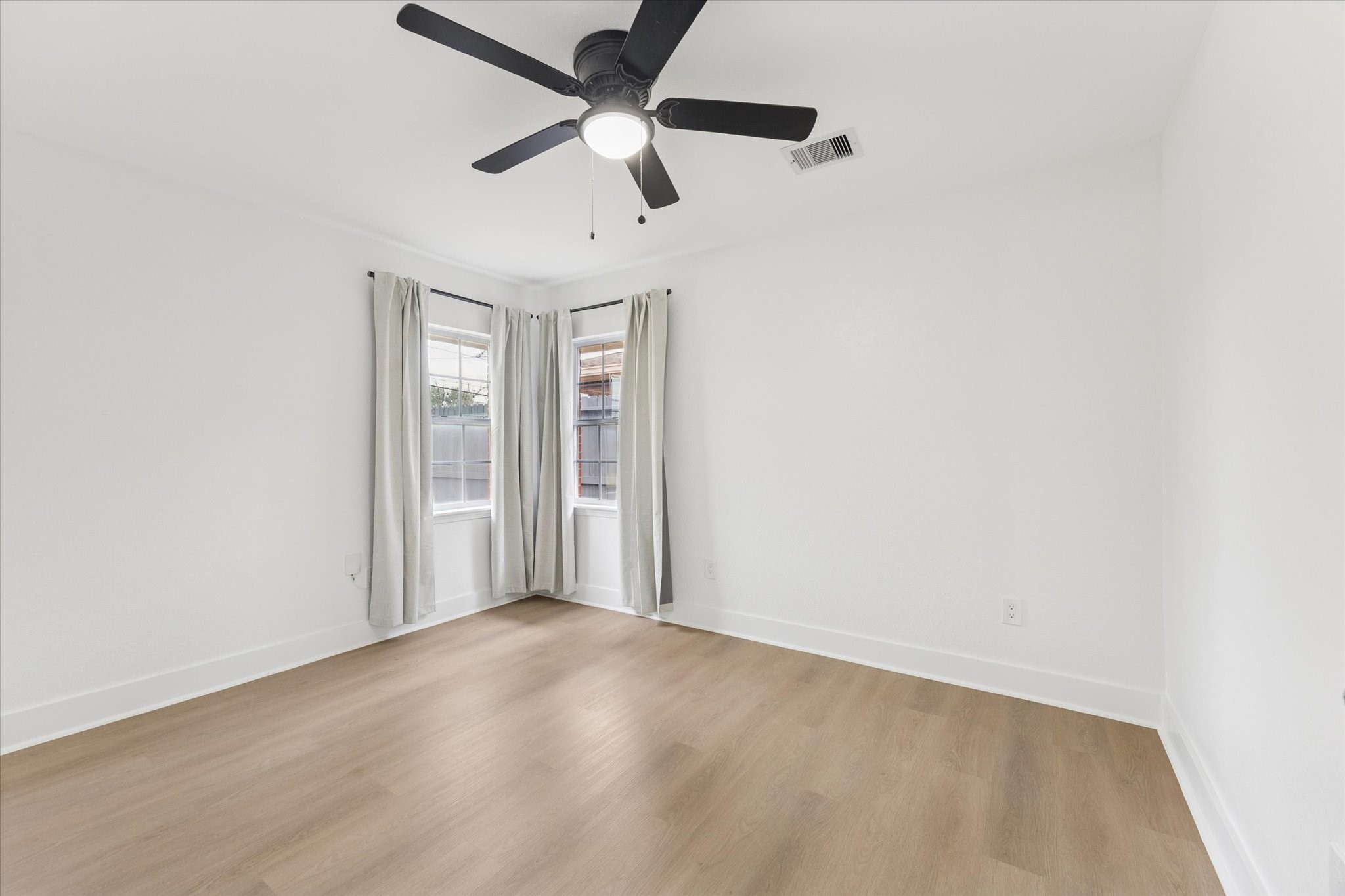 2302 Hewitt Drive Houston, TX 77018 - Photo 6 of 10