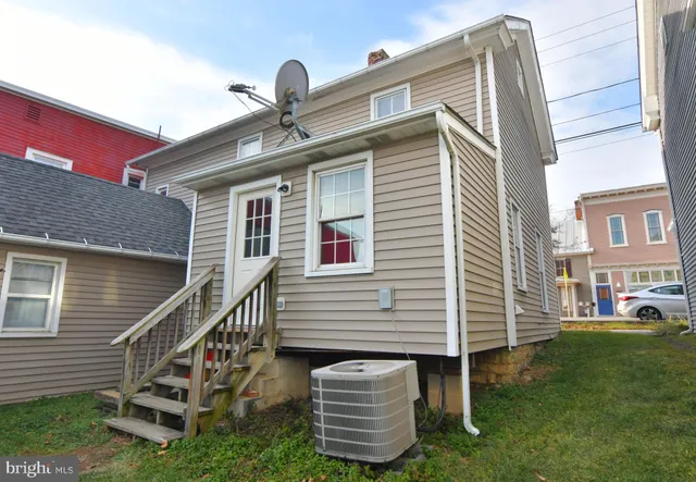 $1,350 | 5366 Main Street, Stephens City, VA 22655