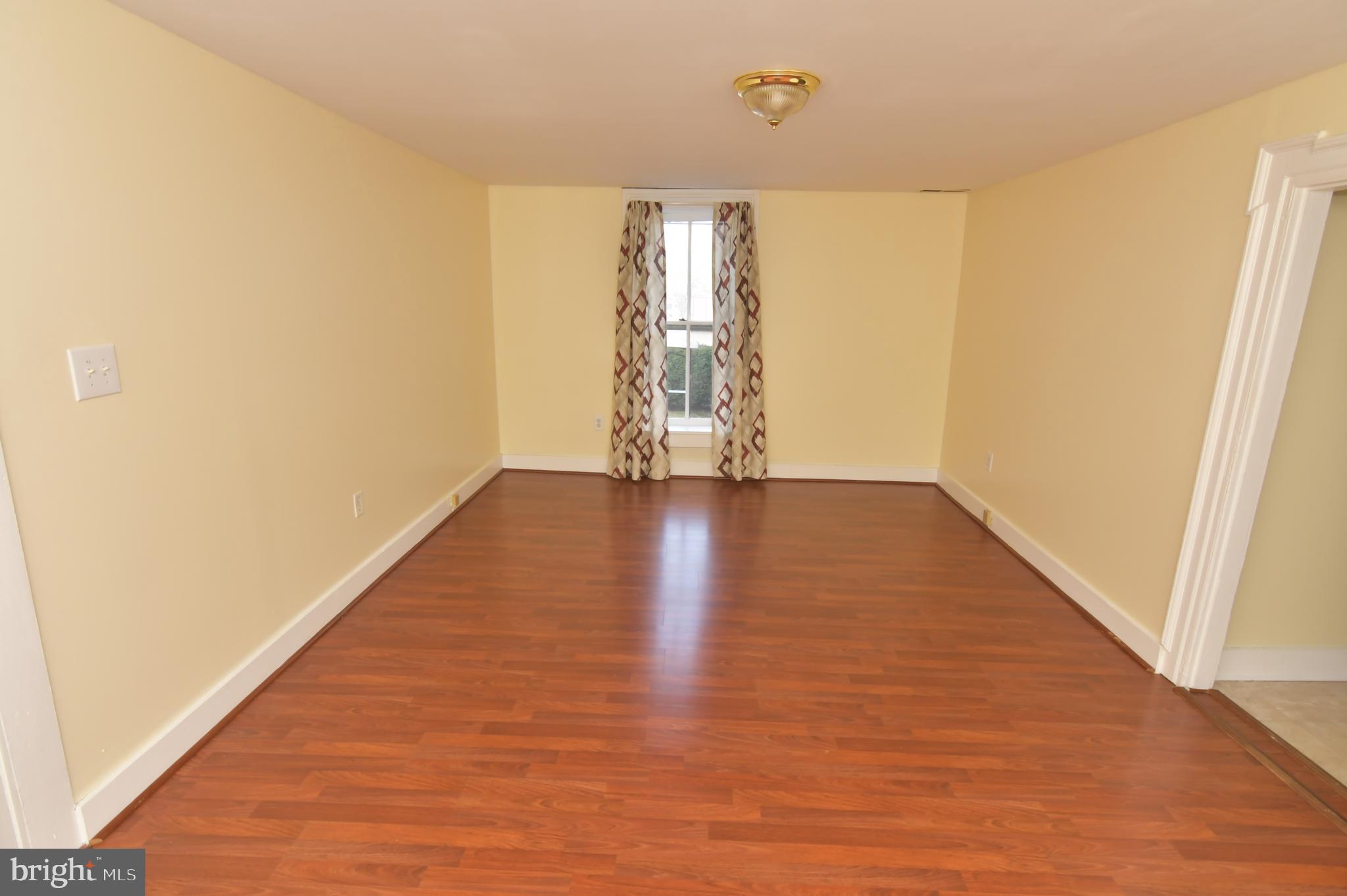 5366 Main Street Stephens City, VA 22655 - Photo 6 of 23 Living room