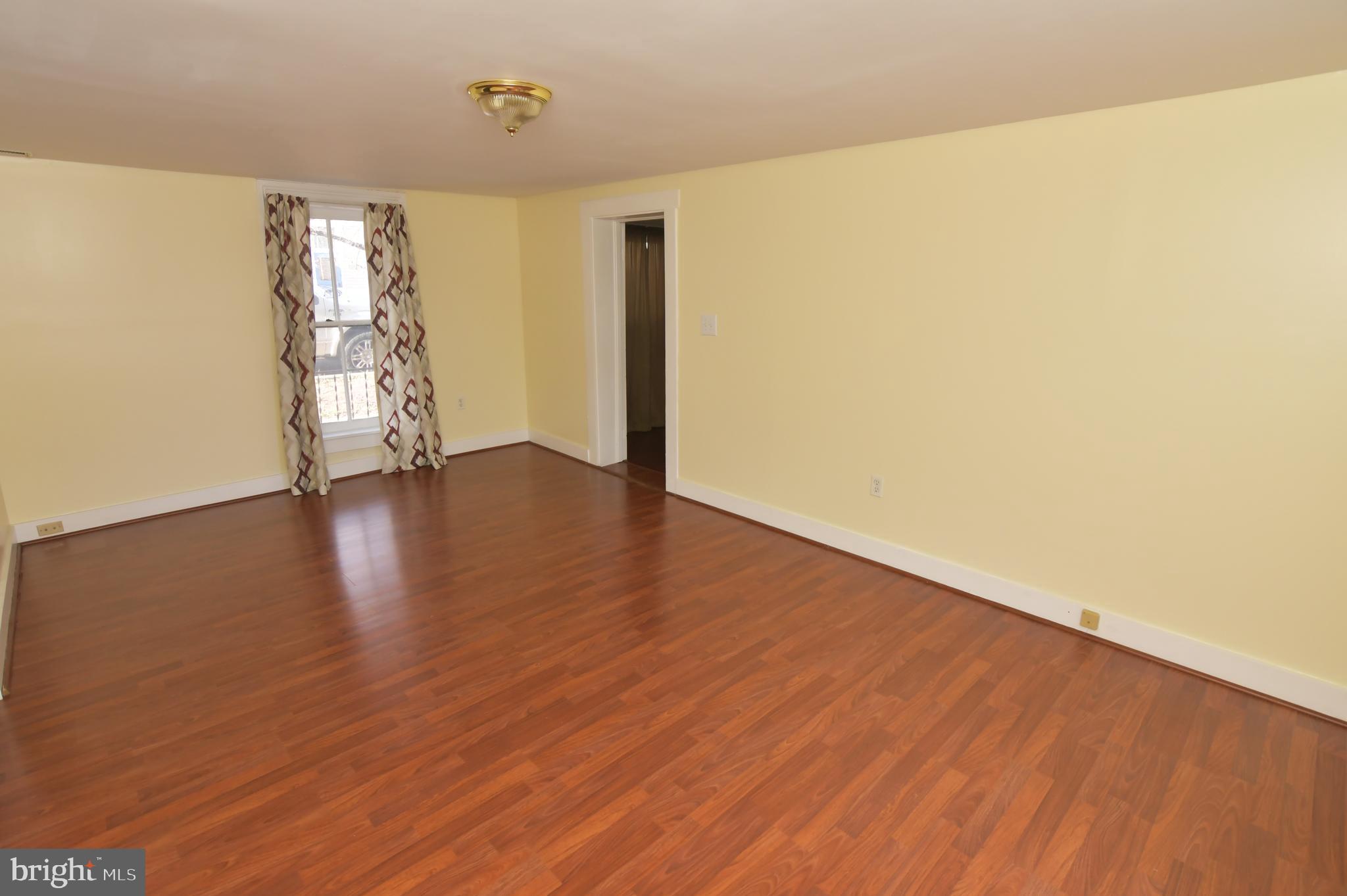 5366 Main Street Stephens City, VA 22655 - Photo 7 of 23 Living room