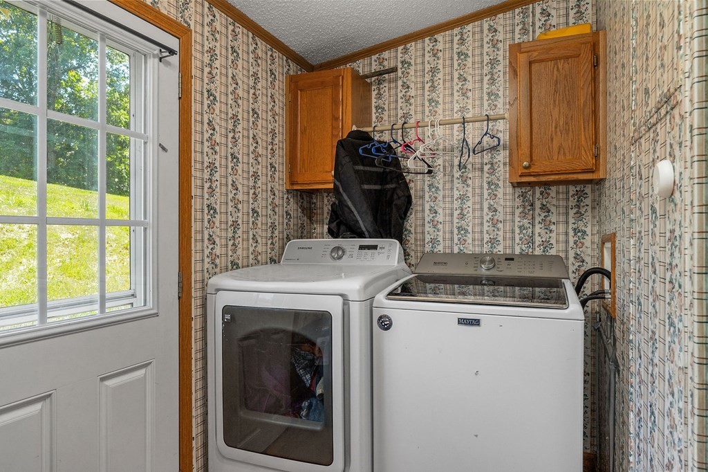431 Mohawk Valley Road Monroe, TN 38573 - Photo 27 of 28 a utility room with dryer and washer