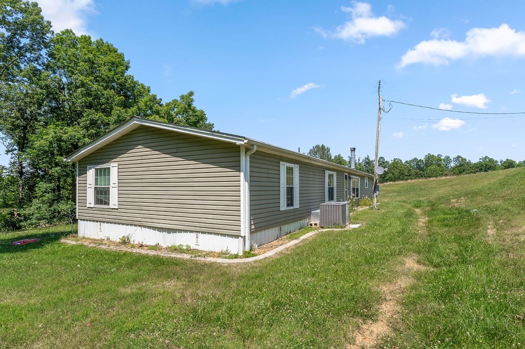 431 Mohawk Valley Road Monroe, TN 38573 - Photo 5 of 28 a backyard of a house with lots of green space