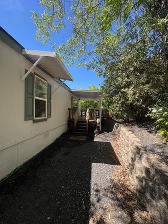 a view of back yard of the house