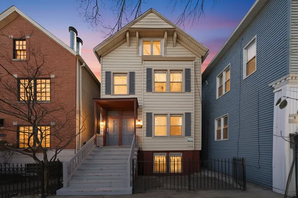 $2,545 | 3037 North Southport Avenue, Unit 2R, Chicago, IL 60657