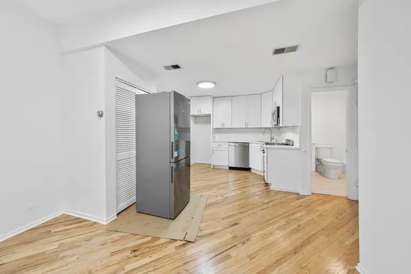 $2,545 | 3037 North Southport Avenue, Unit 2R, Chicago, IL 60657