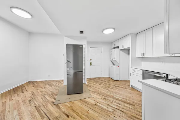 $2,545 | 3037 North Southport Avenue, Unit 2R, Chicago, IL 60657