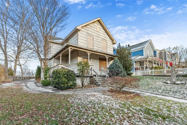 a view of a house with a yard
