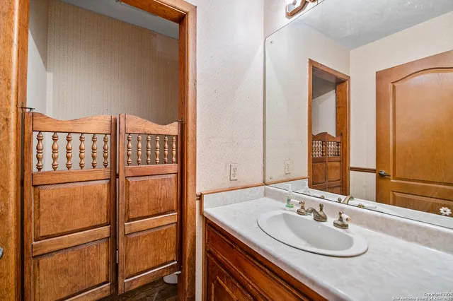 $900,000 | 0 Fm 2200, Devine, TX 78016