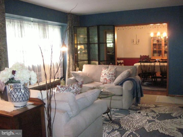 5 Thomas Road Voorhees, NJ 08043 - Photo 6 of 25 Living Room