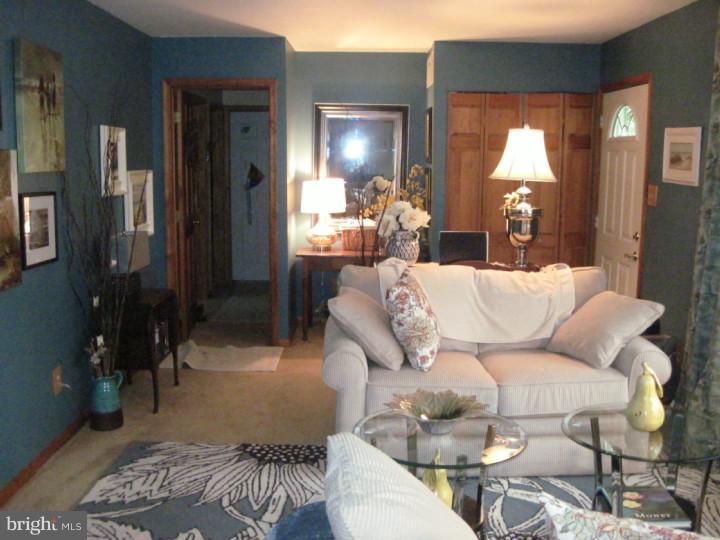 5 Thomas Road Voorhees, NJ 08043 - Photo 7 of 25 Living Room