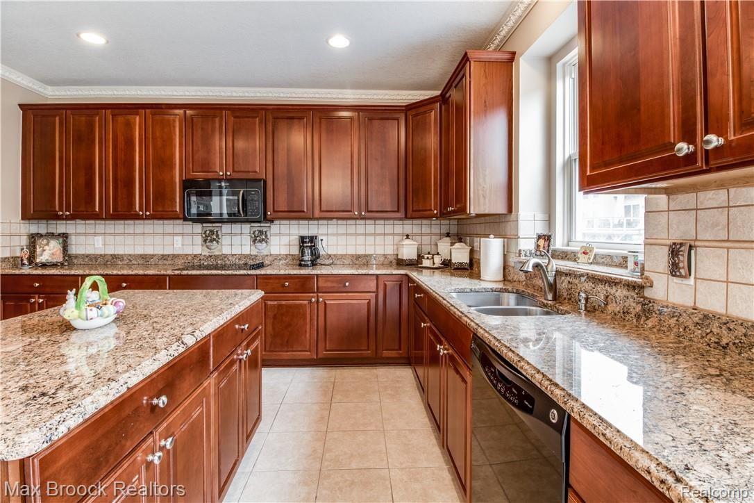 27586 Cromwell Road Novi, MI 48374 - Photo 10 of 44 Interiors 36.jpg