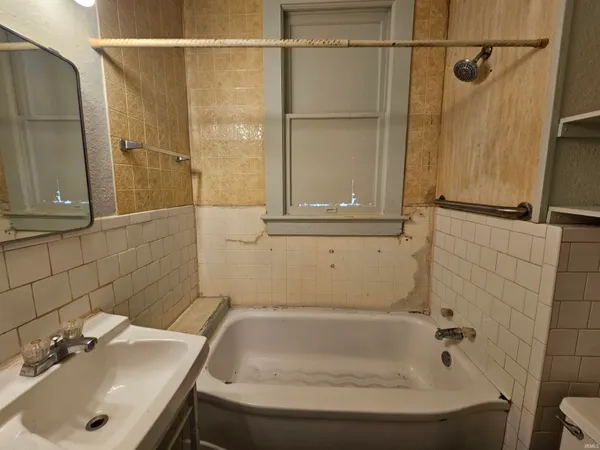 $155,000 | 809 Jefferson Avenue, Unit 14, Evansville, IN 47713