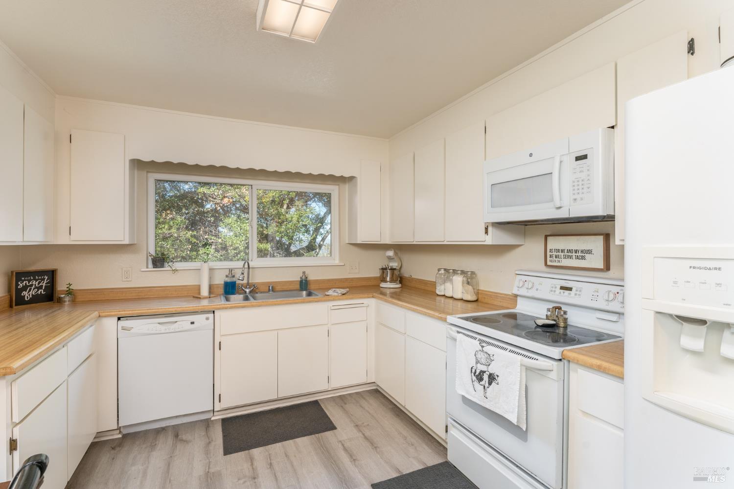 132 Ridgecrest Drive Napa, CA 94558 - Photo 10 of 41 Spacious kitchen