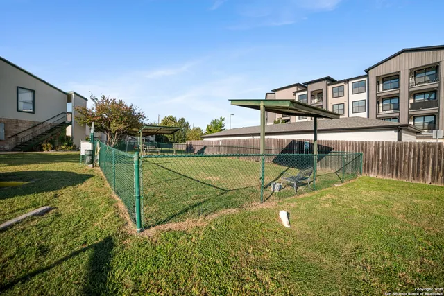 a view of a house with backyard