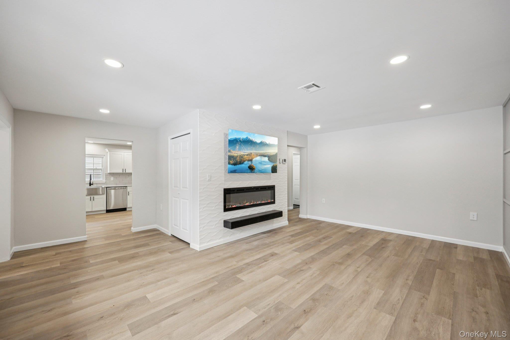 151 Laurance Lane Ridge, NY 11961 - Photo 7 of 33