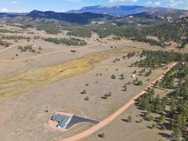 a view of a pathway with a yard
