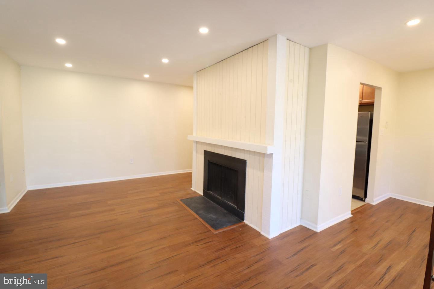 10566 Twin Rivers Road, Unit E2 Columbia, MD 21044 - Photo 3 of 17 Living Room