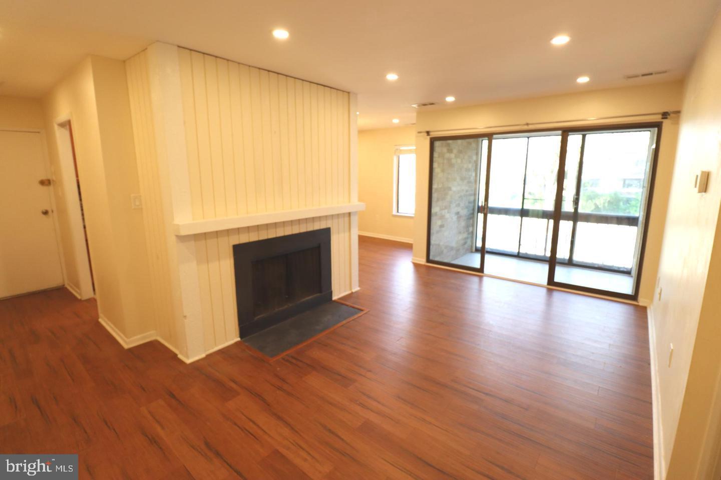 10566 Twin Rivers Road, Unit E2 Columbia, MD 21044 - Photo 4 of 17 Living room
