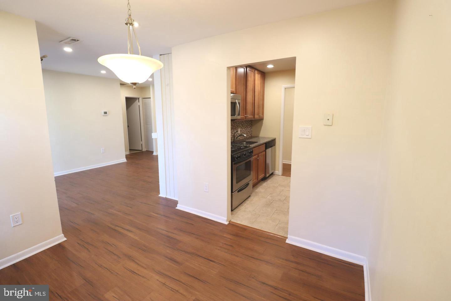 10566 Twin Rivers Road, Unit E2 Columbia, MD 21044 - Photo 7 of 17 Dining room