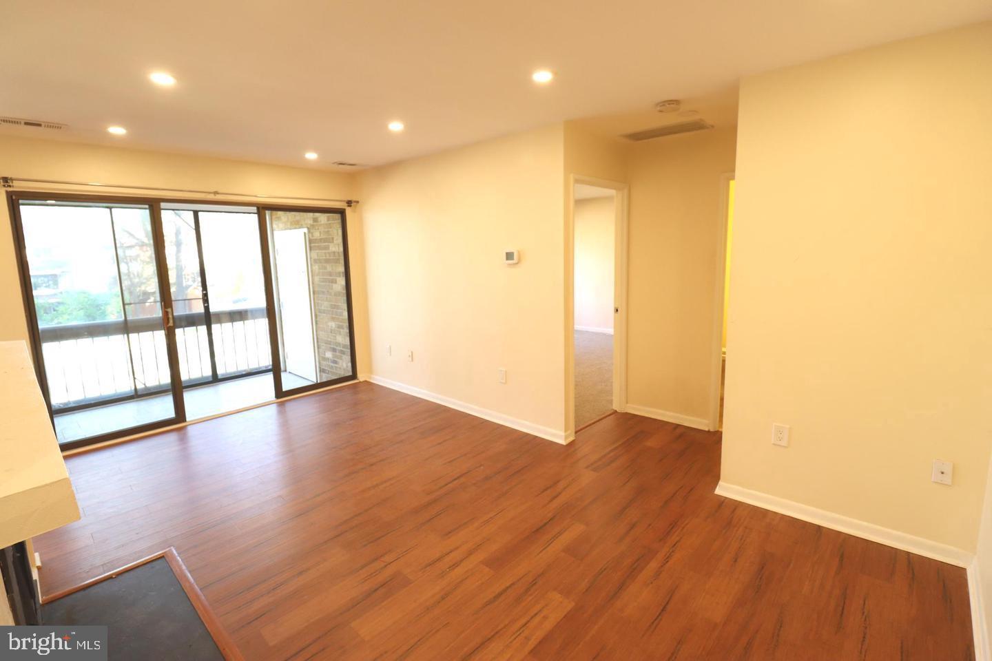 10566 Twin Rivers Road, Unit E2 Columbia, MD 21044 - Photo 8 of 17 Living room