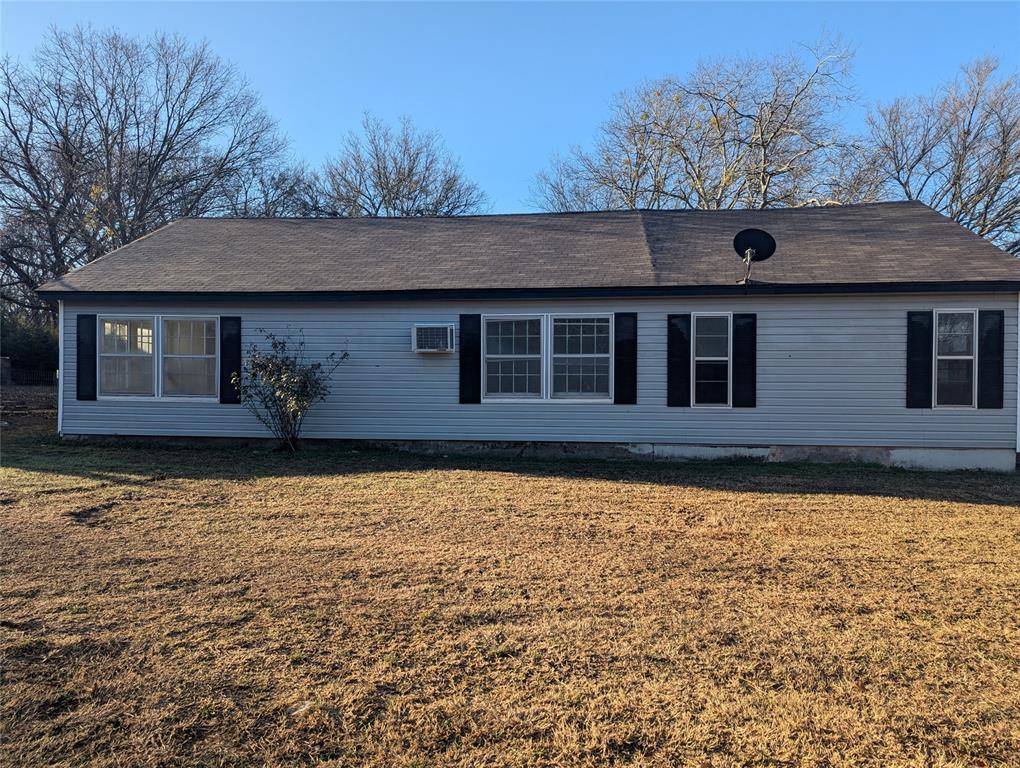 502 East Baker Street Hamilton, TX 76531 - Photo 2 of 37 a front view of a house with a garden