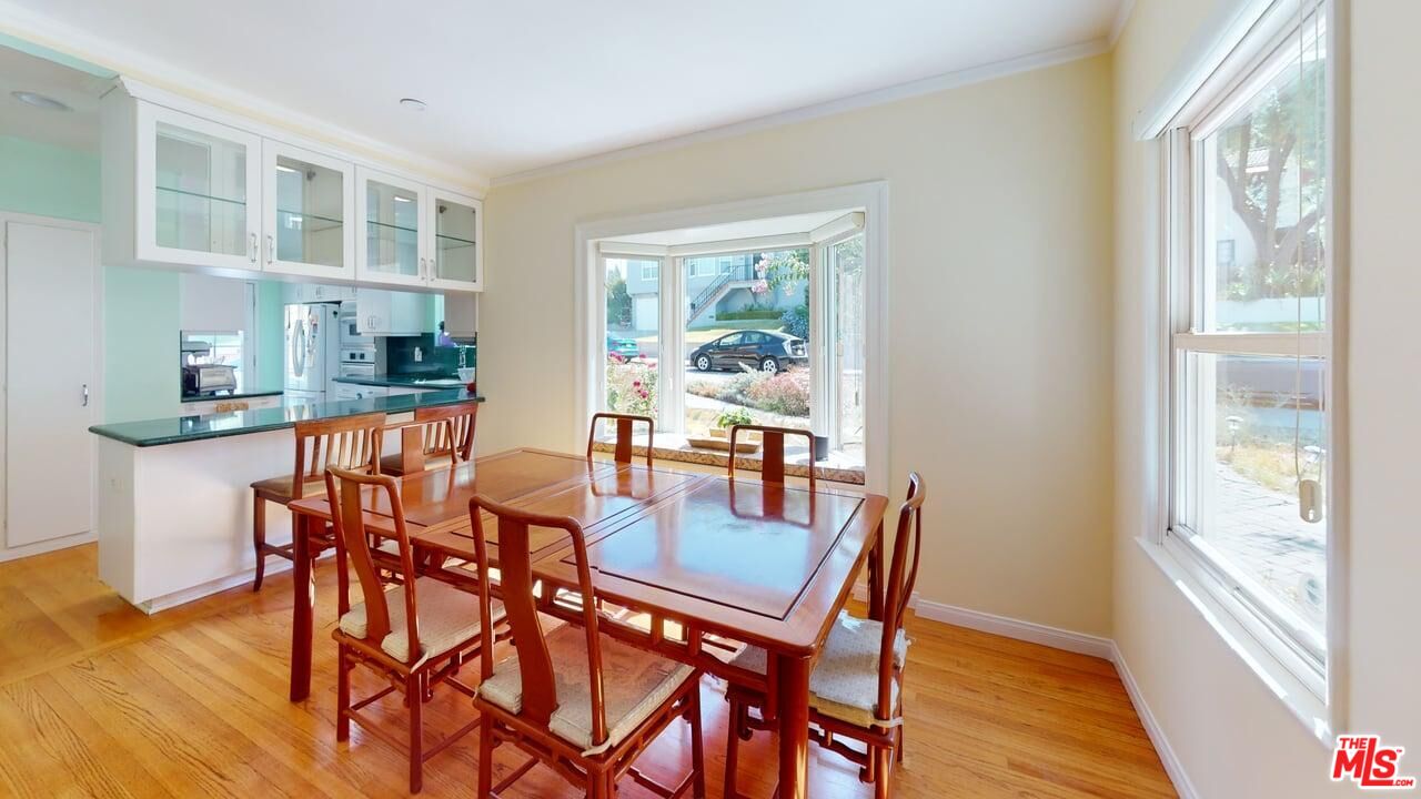 535 Woodbury Road Glendale, CA 91206 - Photo 4 of 32