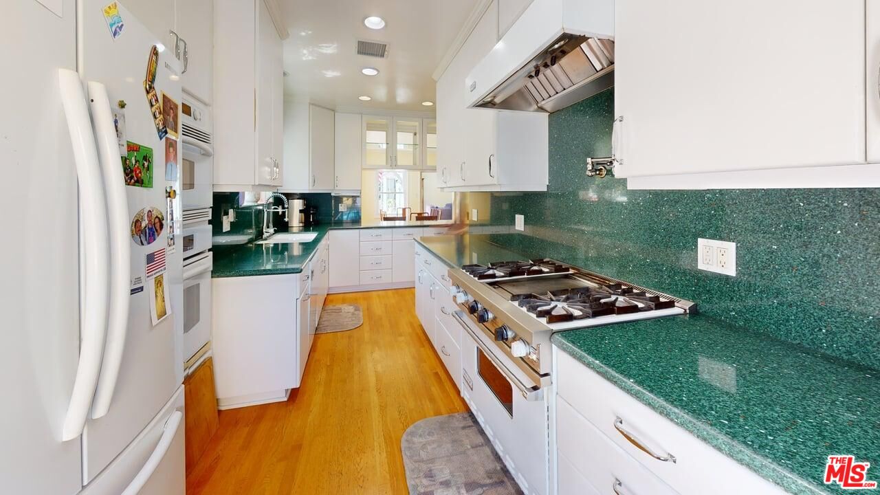 535 Woodbury Road Glendale, CA 91206 - Photo 5 of 32