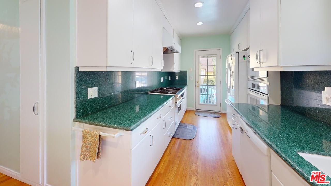 535 Woodbury Road Glendale, CA 91206 - Photo 6 of 32