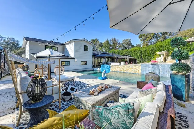 a view of back yard of the house