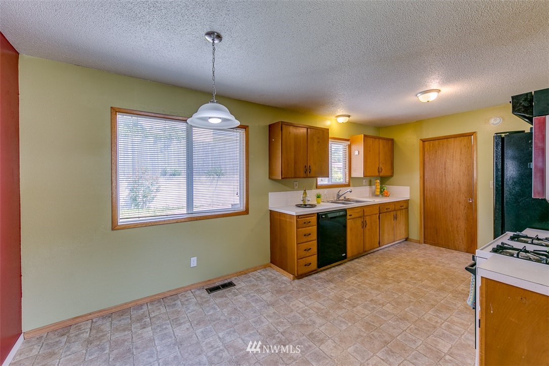 2812 Rozewood Drive Northeast Bremerton, WA 98310 - Photo 8 of 20 Gallery Image 8