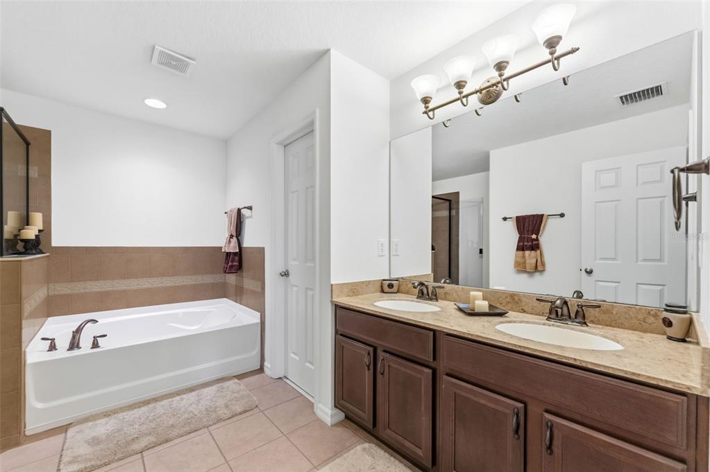 10257 Newminster Loop Ruskin, FL 33573 - Photo 23 of 52