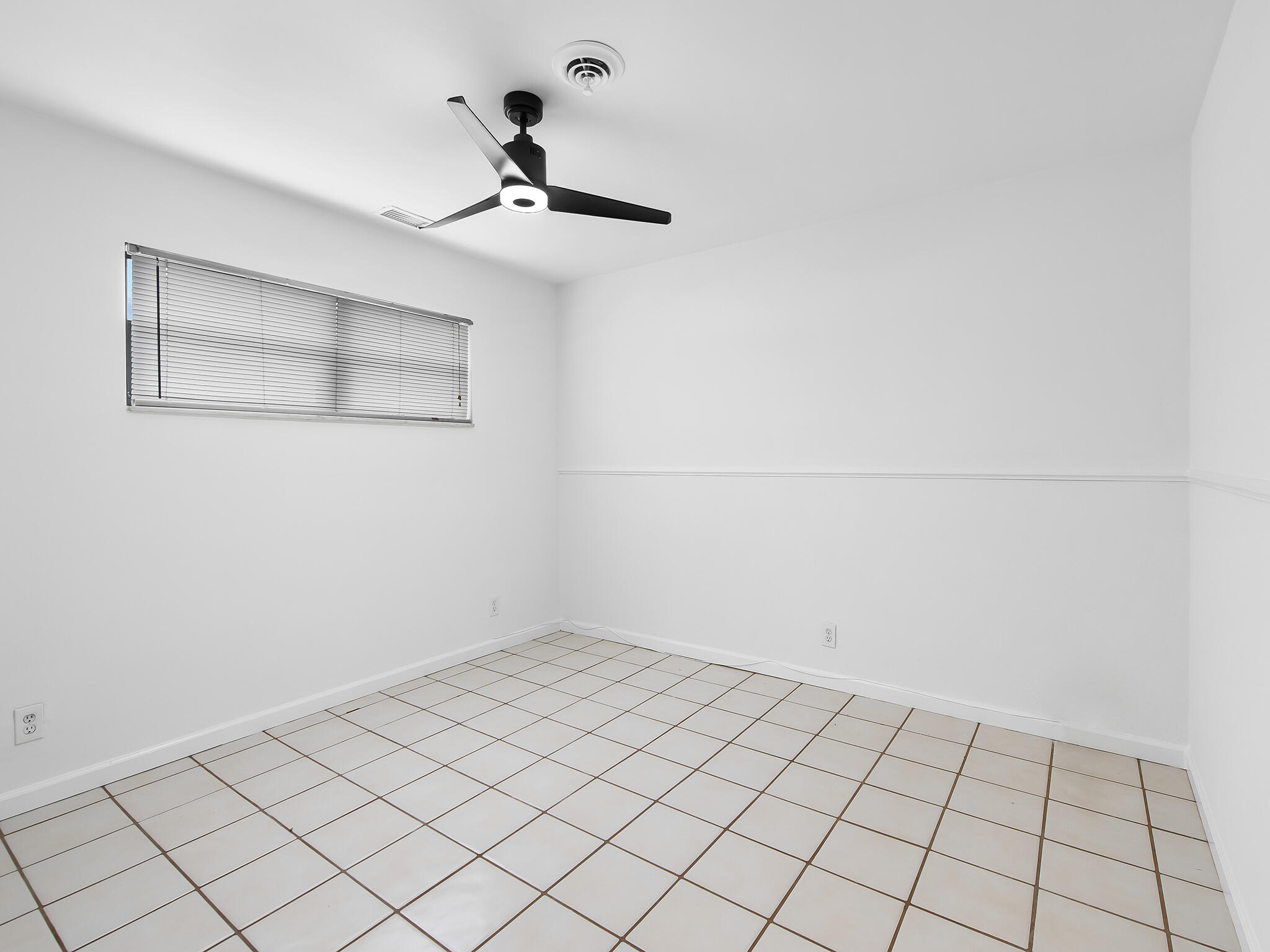 280 Northeast Wavecrest Way Boca Raton, FL 33432 - Photo 16 of 29 a view of an empty room