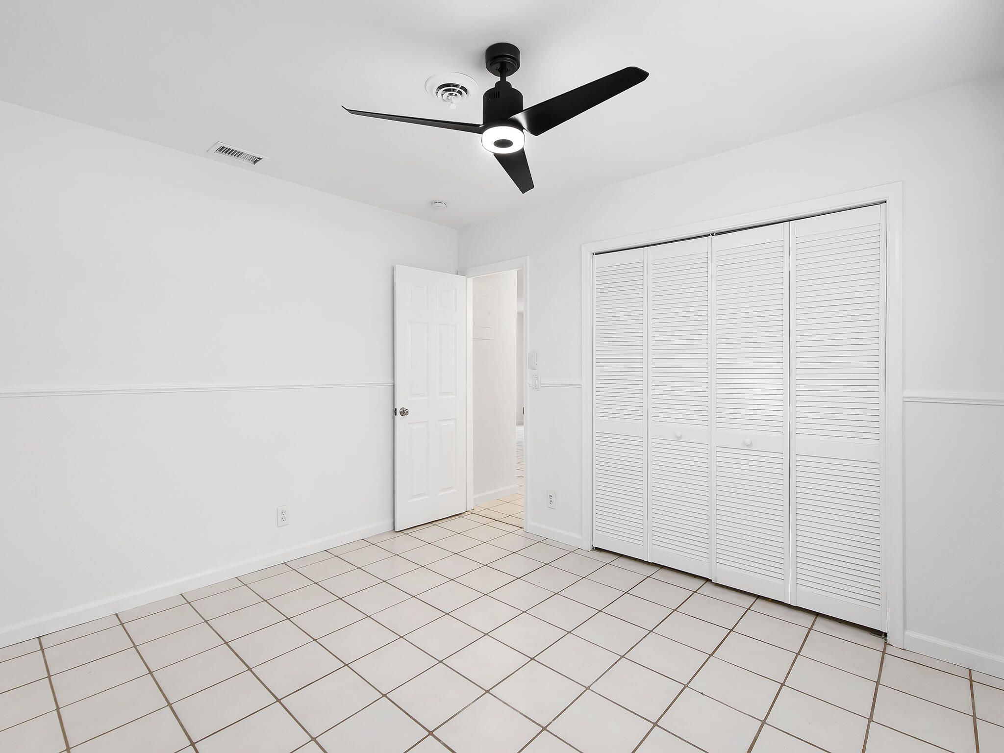 280 Northeast Wavecrest Way Boca Raton, FL 33432 - Photo 17 of 29 a view of an empty room