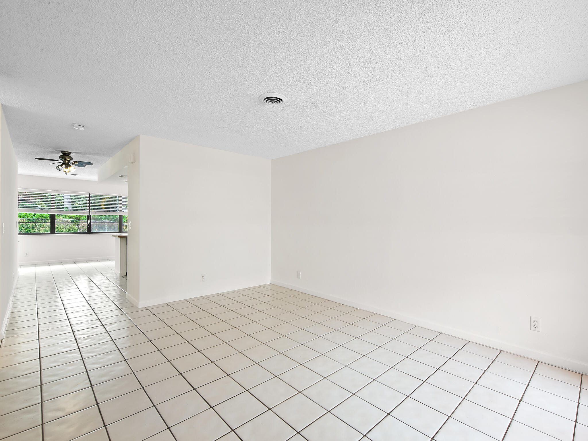 280 Northeast Wavecrest Way Boca Raton, FL 33432 - Photo 5 of 29 a view of an empty room