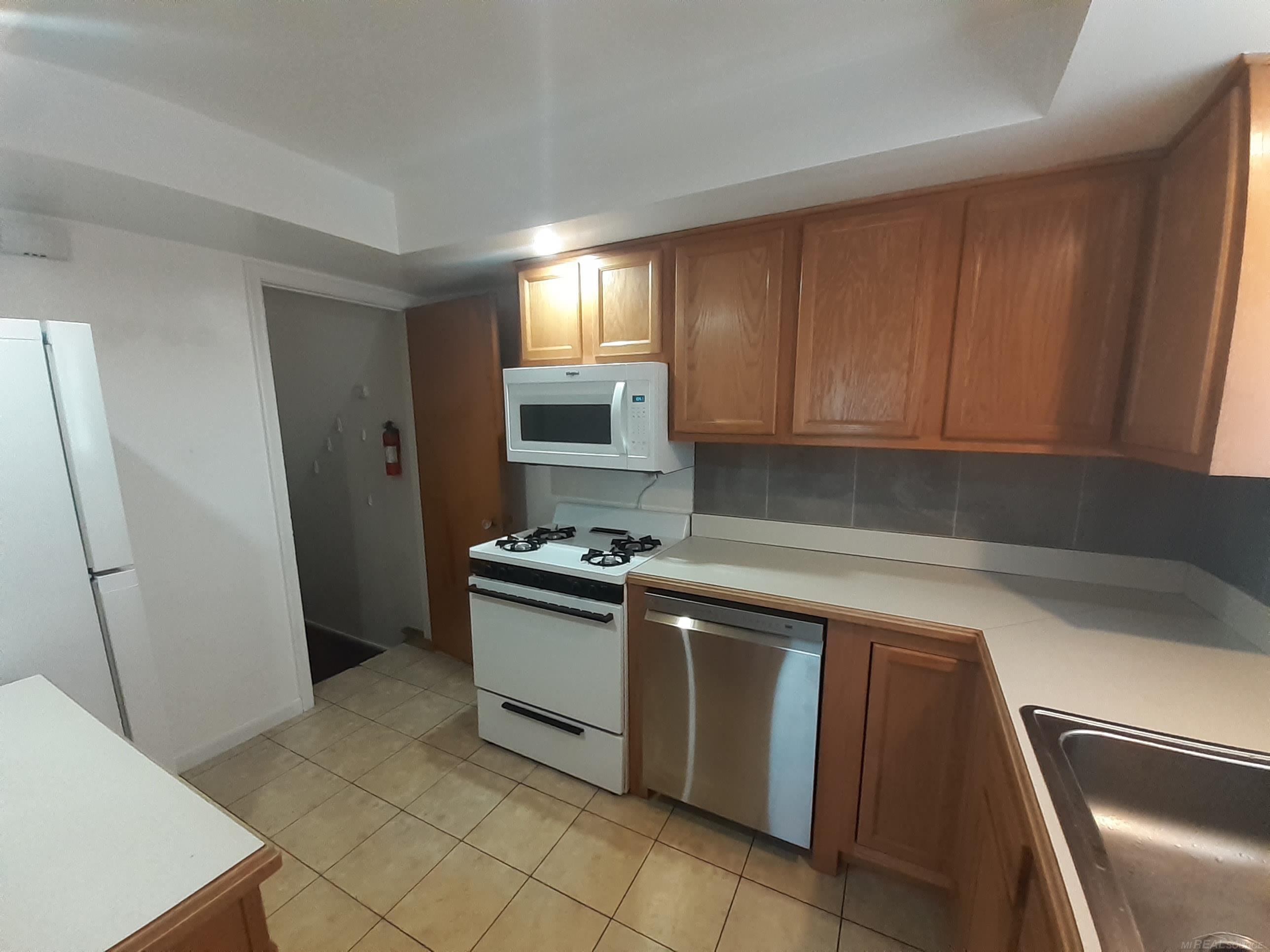 2099 East Maple Road, Unit 11 Birmingham, MI 48009 - Photo 4 of 20
