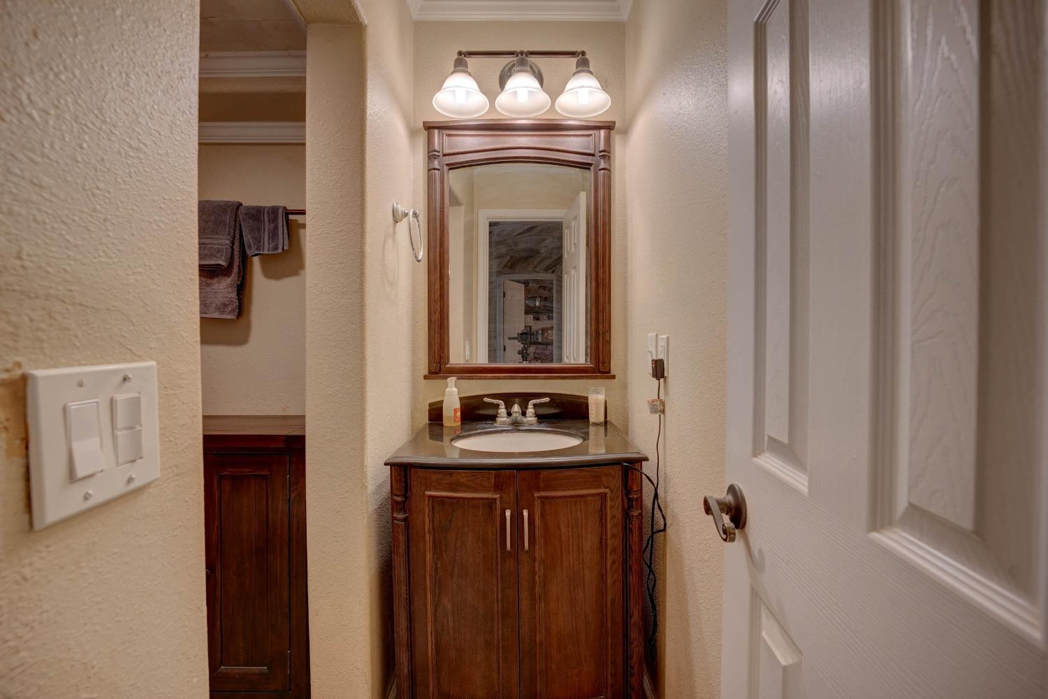 6162 Tennessee Road Anton, TX 79313 - Photo 26 of 33 Hall bathroom with tub/shower combo