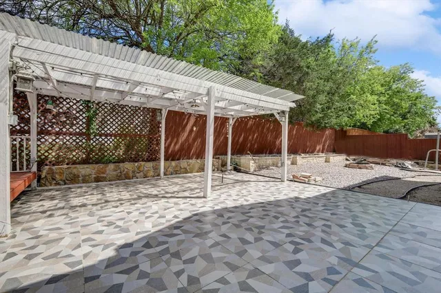 a view of a backyard