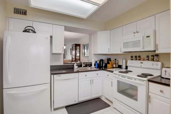 $2,000 | 6675 South Oriole Boulevard, Unit 4030, Delray Beach, FL 33446