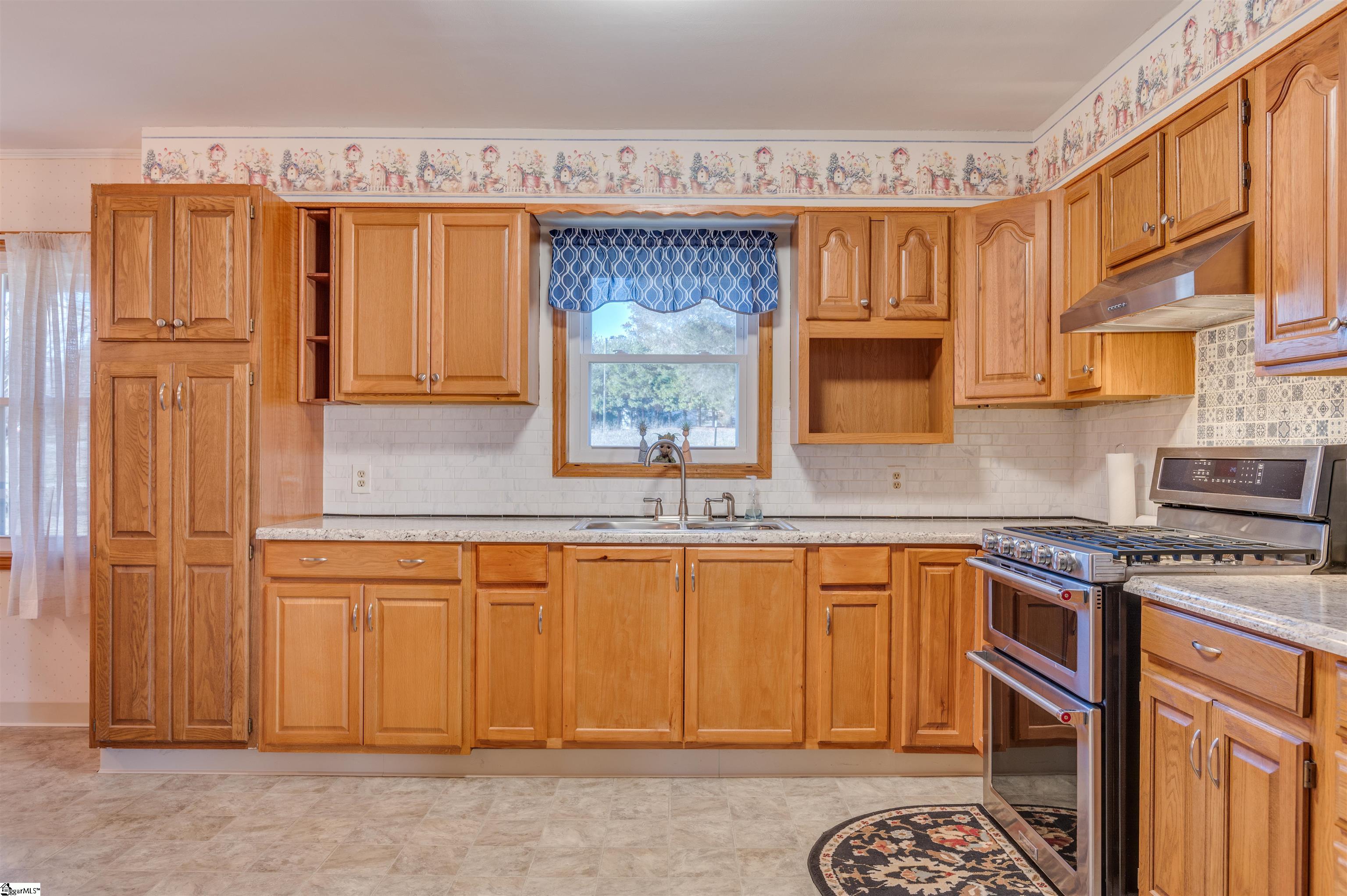 613 Black Snake Road Easley, SC 29640 - Photo 5 of 36