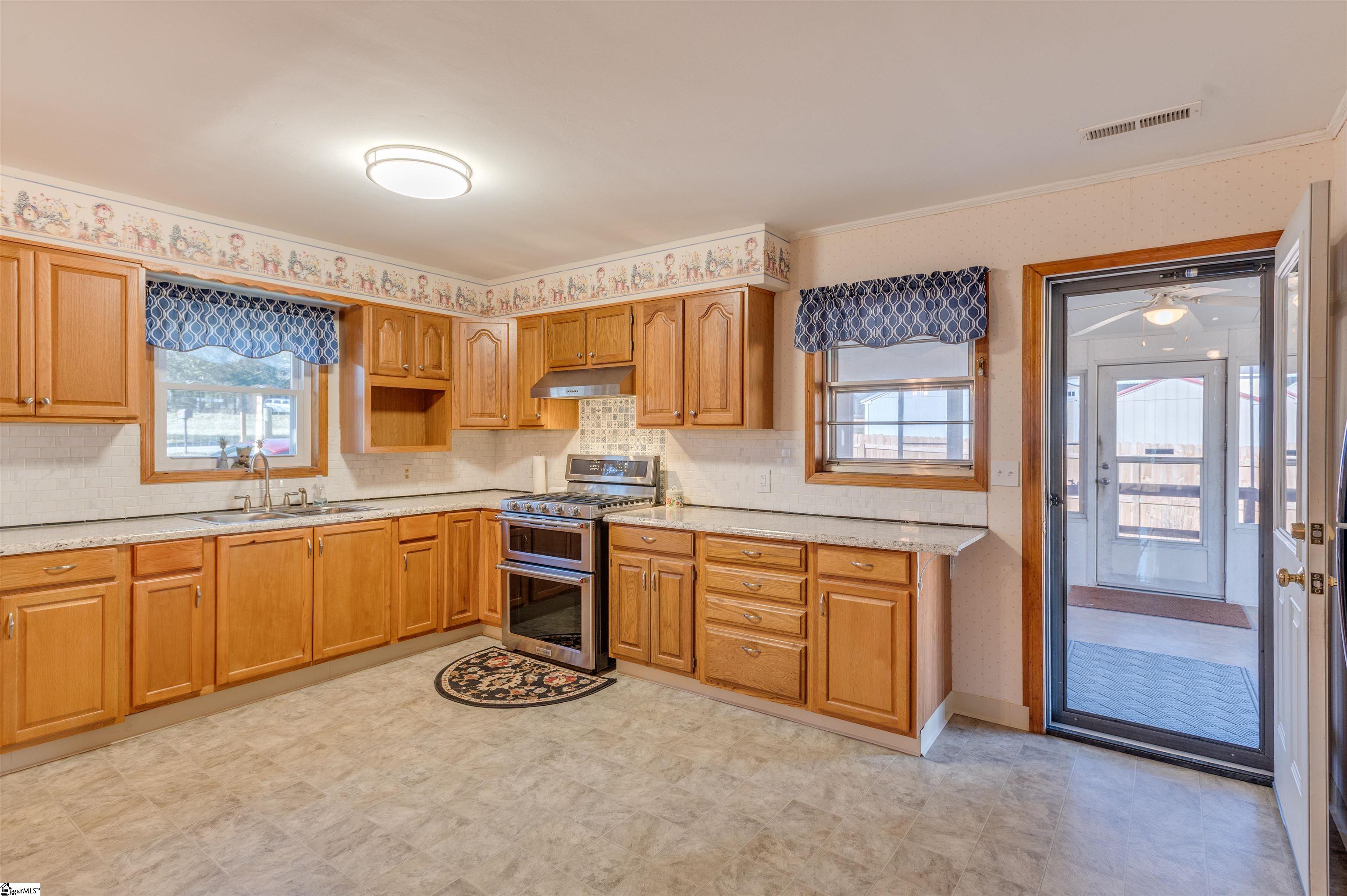 613 Black Snake Road Easley, SC 29640 - Photo 6 of 36
