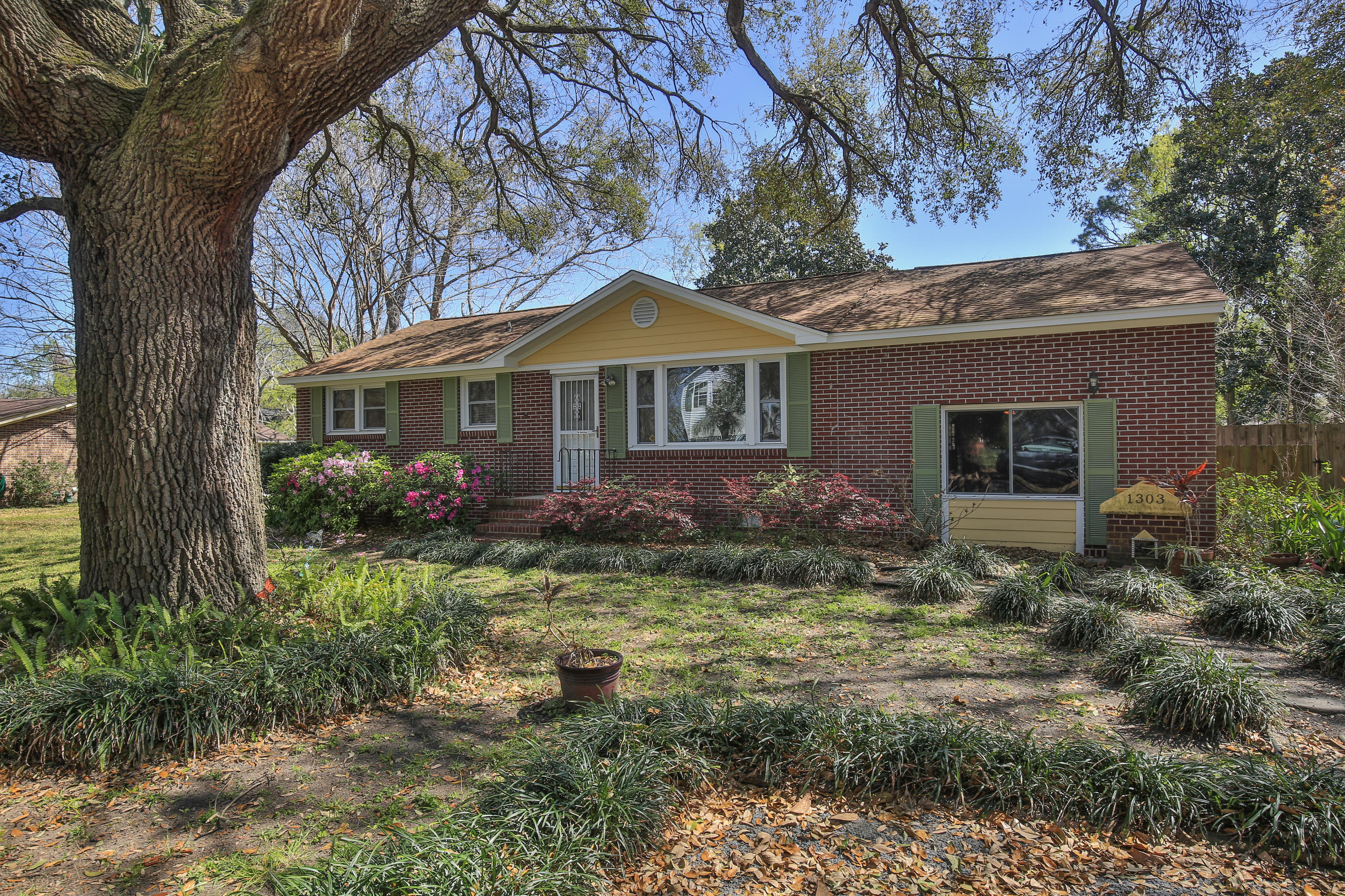 1303 Fort Lamar Road Charleston, SC 29412 - Photo 2 of 37 7B1A1233
