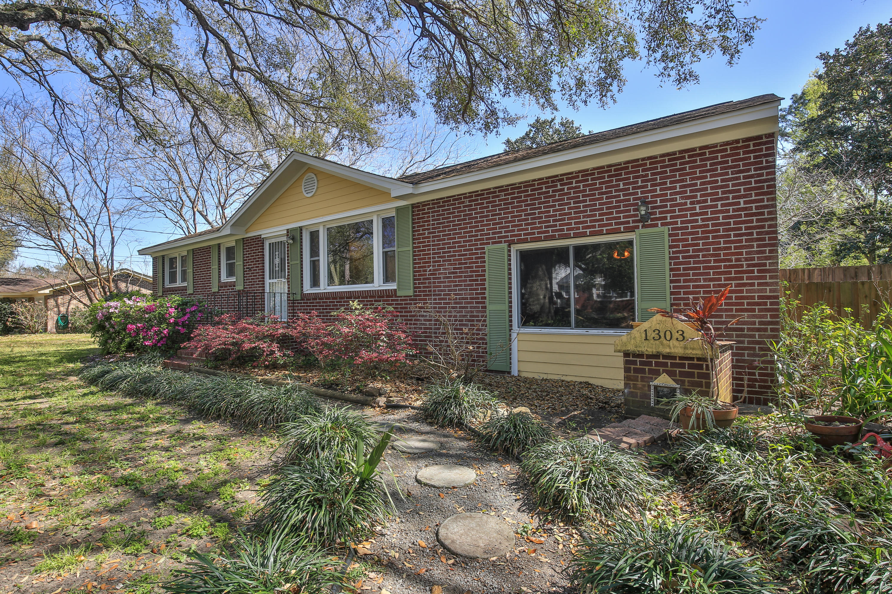 1303 Fort Lamar Road Charleston, SC 29412 - Photo 4 of 37 7B1A1237
