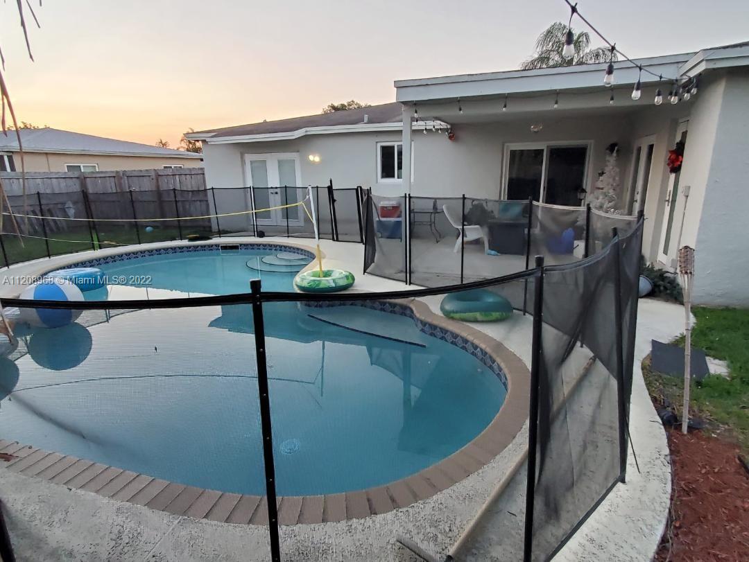 10650 Eland Street Boca Raton, FL 33428 - Photo 16 of 17 a view of a balcony with table and chairs
