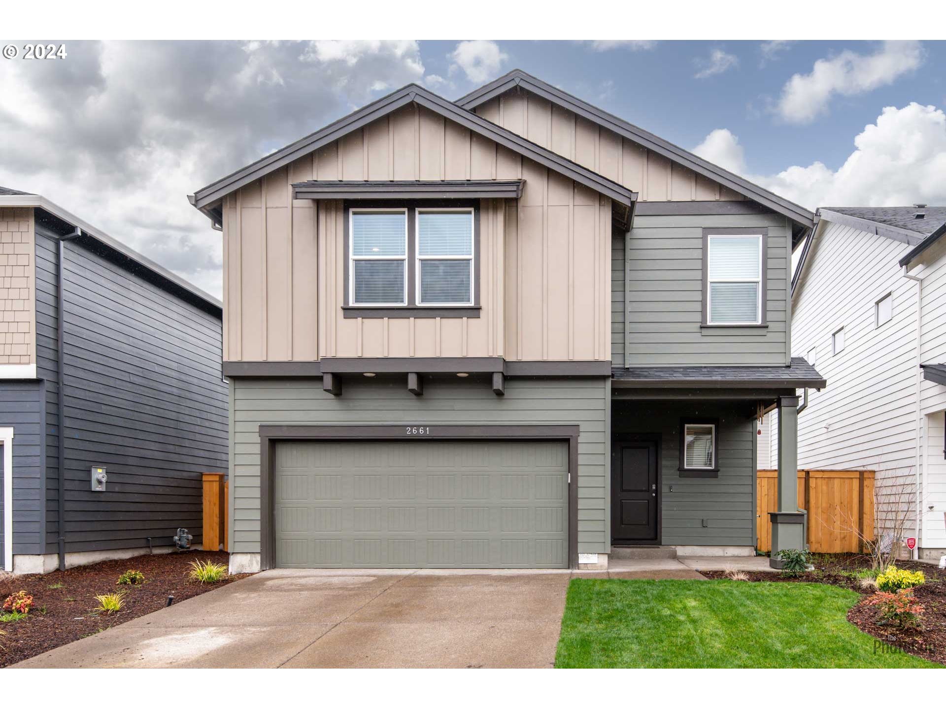2661 26th Loop Springfield, OR 97477 - Photo 1 of 43 a front view of a house with garage