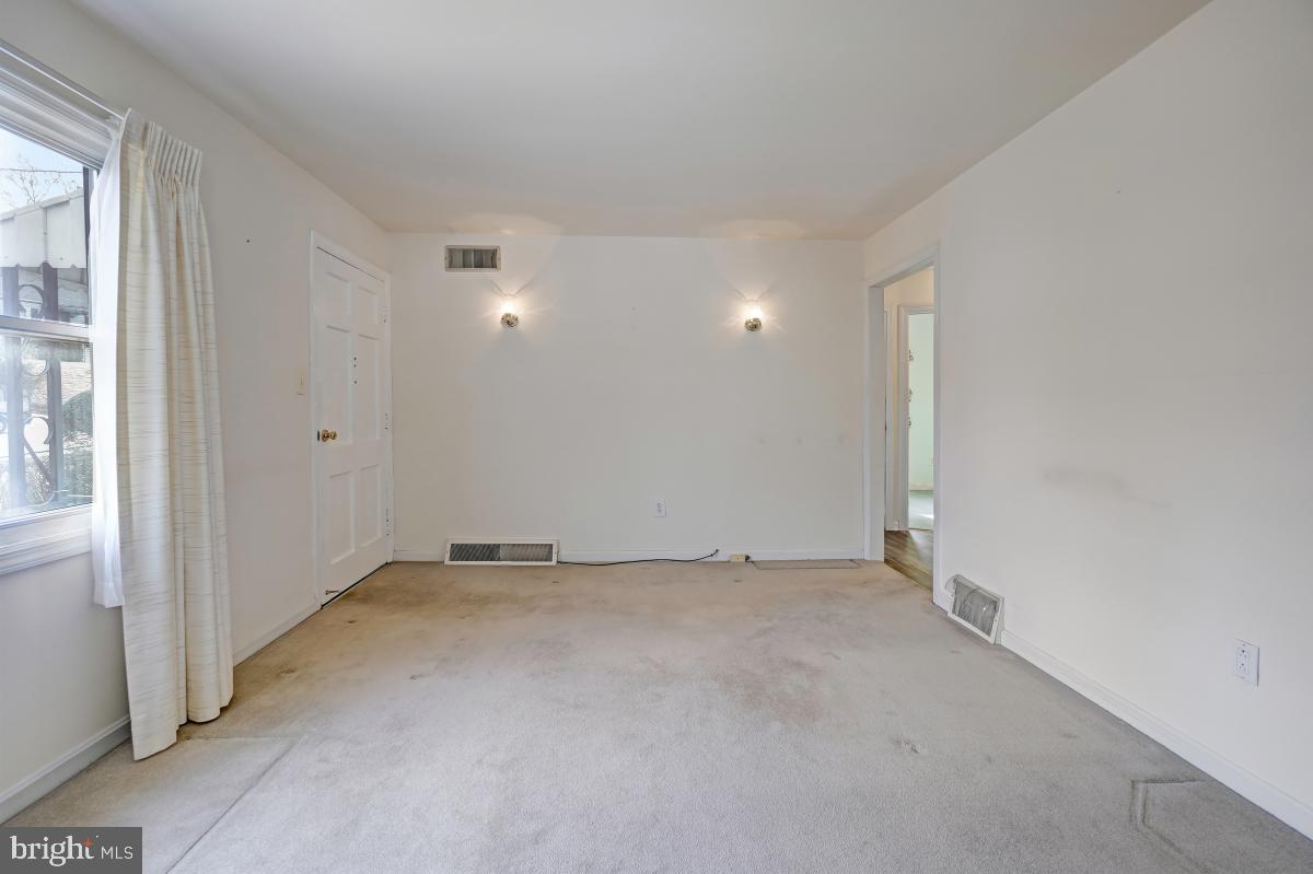 11816 Dewey Road Silver Spring, MD 20906 - Photo 13 of 39 Living room