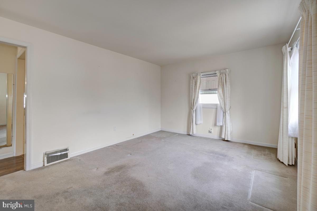 11816 Dewey Road Silver Spring, MD 20906 - Photo 8 of 39 Living room